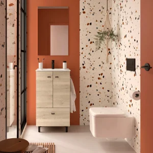 Conjunto de baño completo Inara con 2 puertas, 1 cajón, lavabo porcelánico y espejo, en madera clara, ambientado en baño