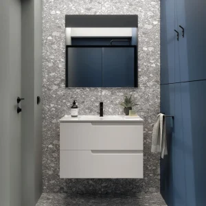 Conjunto de baño Vima suspendido con 2 cajones con espejo y lavabo porcelánico incluidos, en blanco, ambientado en baño