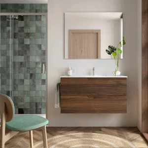 Conjunto de baño Vima suspendido con 2 cajones con espejo y lavabo porcelánico incluidos, en madera, ambientado en baño