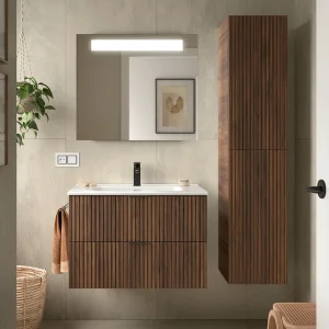 Conjunto de baño Biba con 2 cajones y lavabo porcelánico, en madera, ambientado en baño