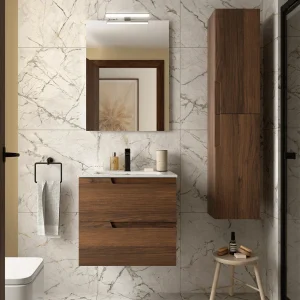 Conjunto de baño Vima suspendido con 2 cajones con espejo y lavabo porcelánico, en madera, ambientado en baño, vista 7
