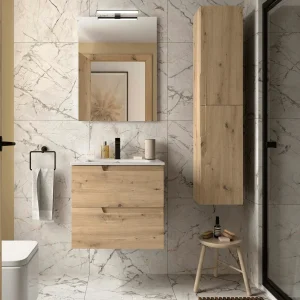 Conjunto de baño Vima suspendido con 2 cajones con espejo y lavabo porcelánico incluidos, en madera clara, ambientado en baño