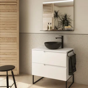 Conjunto de baño Vima suspendido con 2 cajones y encimera, en blanco, ambientado en baño