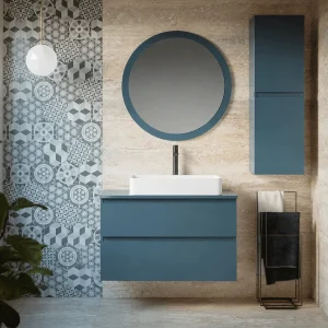 Mueble de baño Kalua suspendido con dos cajones y diseño moderno en lacado o melamina, en azul, ambientado en baño