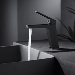 Grifo monomando lavabo serie Art, grifería baño moderna Imex, con agua saliendo del caño en negro