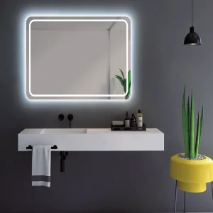 Espejo de baño Grecia cuadrado con cantos redondeados y luz LED frontal fría, ambientado en baño, vista 3