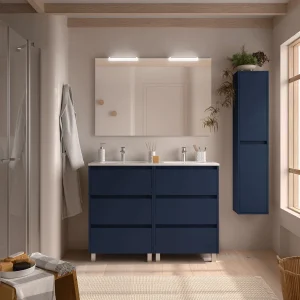 Mueble de baño Noja con 6 cajones, doble lavabo porcelánico y patas, en azul, ambientado en baño