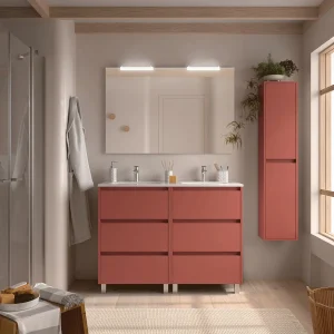 Mueble de baño Noja con 6 cajones, doble lavabo porcelánico y patas, en coral, ambientado en baño
