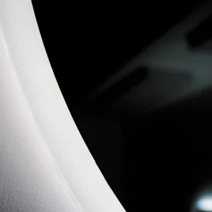 Espejo redondo Bélgica con luz LED fría y contorno arenado, detalle de la luz LED