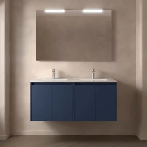 Mueble de baño suspendido Noja con doble lavabo porcelánico y 4 puertas, en azul, ambientado en baño