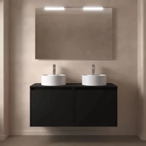 Mueble de baño suspendido Noja con tapa para lavabo sobre encimera, en negro, ambientado en baño