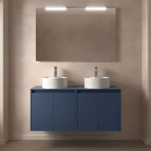 Mueble de baño suspendido Noja con tapa para lavabo sobre encimera, en azul, ambientado en baño