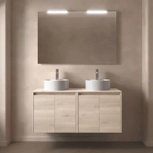 Mueble de baño suspendido Noja con tapa para lavabo sobre encimera, en madera clara, ambientado en baño