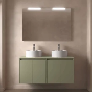 Mueble de baño suspendido Noja con tapa para lavabo sobre encimera, en verde, ambientado en baño