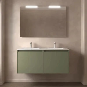 Mueble de baño suspendido Noja con doble lavabo porcelánico y 4 puertas, en verde, ambientado en baño
