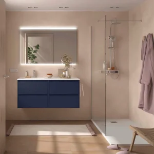 Mueble de baño de baño Noja 120 cm con 4 cajones y lavabo desplazado, en azul, ambientado en baño