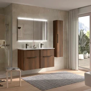 Conjunto de baño Luva 120 cm con doble lavabo porcelánico y cajón XL, en madera, ambientado en baño