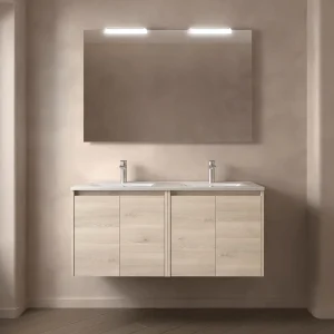 Mueble de baño suspendido Noja con doble lavabo porcelánico y 4 puertas, en madera clara, ambientado en baño