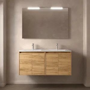 Mueble de baño suspendido Noja con doble lavabo porcelánico y 4 puertas, en madera, ambientado en baño