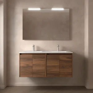 Mueble de baño suspendido Noja con doble lavabo porcelánico y 4 puertas, en madera oscura, ambientado en baño