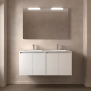 Mueble de baño suspendido Noja con doble lavabo porcelánico y 4 puertas, en blanco, ambientado en baño