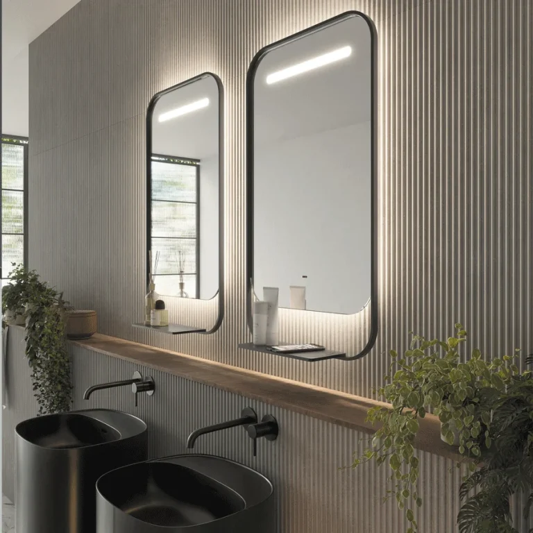 Espejo Concept con luz LED dual y cargador inalámbrico, sobre mueble con dos lavabos