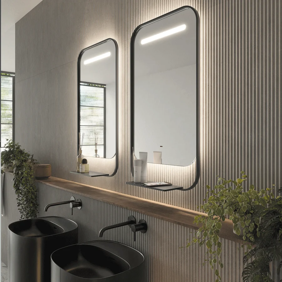 Espejo Concept con luz LED dual y cargador inalámbrico, sobre mueble con dos lavabos