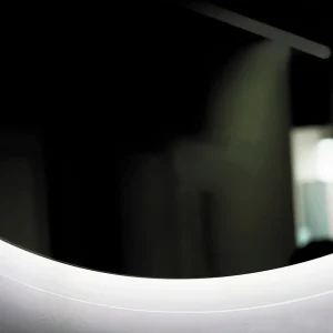 Espejo redondo Bélgica con luz LED fría y contorno arenado, detalle de la luz LED, vista 5