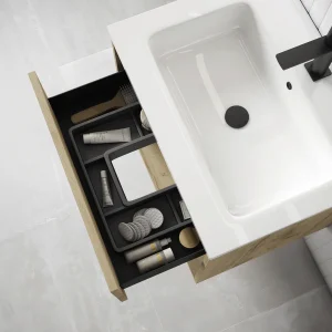 Mueble de baño suspendido Yera 120 cm con doble lavabo porcelánico, con cajón abierto en madera