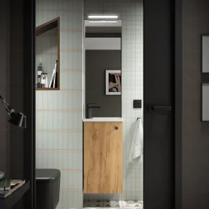 Conjunto de baño Marville con una puerta y lavabo micro de carga mineral, en madera, ambientado en baño