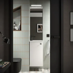 Conjunto de baño Marville con una puerta y lavabo micro de carga mineral, en blanco, ambientado en baño