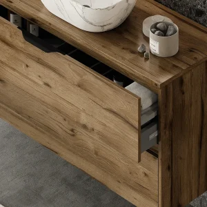Mueble de baño Apolo con dos cajones suspendido y tapa de melamina para lavabo sobre encimera, con cajón abierto en madera