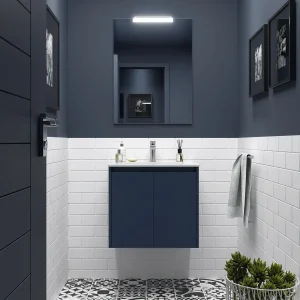 Mueble de baño Noja suspendido con lavabo de porcelana y 2 puertas, en azul, ambientado en baño