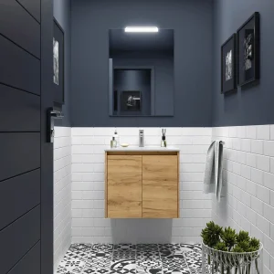 Mueble de baño Noja suspendido con lavabo de porcelana y 2 puertas, en madera, ambientado en baño
