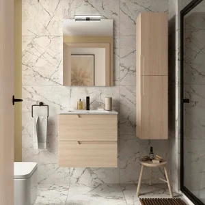 Conjunto de baño Vima suspendido con 2 cajones con espejo y lavabo porcelánico, en madera clara, ambientado en baño, vista 4