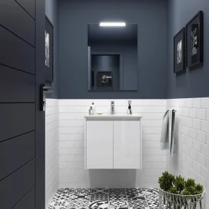 Mueble de baño Noja suspendido con lavabo de porcelana y 2 puertas, en blanco, ambientado en baño