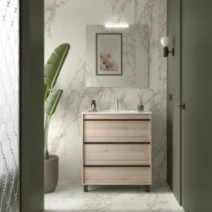 Mueble de baño Attila con 3 cajones y patas a suelo con gran capacidad de almacenamiento, en madera clara, ambientado en baño