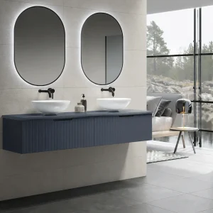 Composición de mueble de baño Chicago suspendido 60 o 120 cm con cajones y tapa lacada, en azul, ambientado en baño