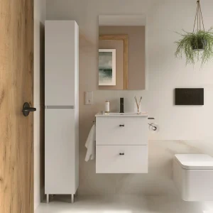 Conjunto de baño Inara suspendido con 2 cajones y lavabo porcelánico, en blanco, ambientado en baño