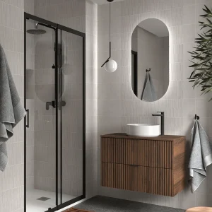 Conjunto de baño Biba con 2 cajones y encimera para lavabo sobre encimera, en madera, ambientado en baño