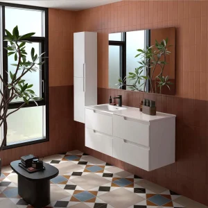 Conjunto de baño Vima 120 cm con 4 cajones y lavabo porcelánico desplazado – izquierda, en blanco, ambientado en baño