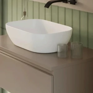 Mueble de baño Kalua suspendido con dos cajones y diseño moderno en lacado o melamina, detalle del lavabo en beige