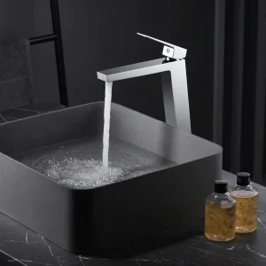 Grifo monomando lavabo caño alto serie Art de Imex, con agua saliendo del caño en cromo