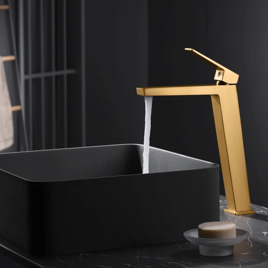 Grifo monomando lavabo caño alto serie Art de Imex, en dorado sobre lavabo negro