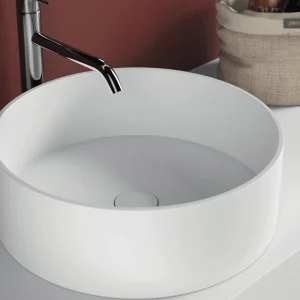 Lavabo cerámico Dana para muebles de baño sobre encimera, en blanco, ambientado en baño