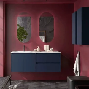 Conjunto de baño Noja 120 cm con 2 cajones, 2 puertas, lavabo desplazado y espejo incluido, en azul, ambientado en baño