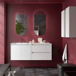 Conjunto de baño Noja 120 cm con 2 cajones, 2 puertas, lavabo desplazado y espejo, en blanco, ambientado en baño, vista 5