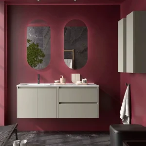 Conjunto de baño Noja 120 cm con 2 cajones, 2 puertas, lavabo desplazado y espejo incluido, en beige, ambientado en baño