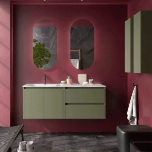 Conjunto de baño Noja 120 cm con 2 cajones, 2 puertas, lavabo desplazado y espejo, en verde, ambientado en baño granate