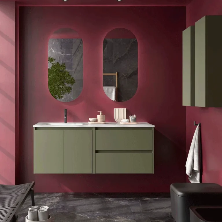 Conjunto de baño Noja 120 cm con 2 cajones, 2 puertas, lavabo desplazado y espejo, en verde, ambientado en baño granate